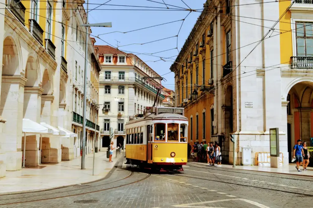 Tribunal em Portugal representando o planeamento de um percurso migratório seguro para viver legalmente no país.