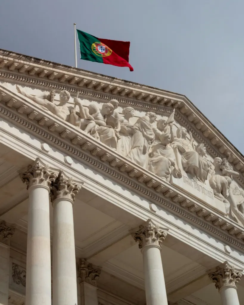 Advogada de imigração em Portugal explicando como construir um percurso migratório seguro para viver legalmente no país